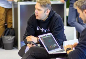 Jakie technologie preferują doświadczeni developerzy, a jakie początkujący programiści?